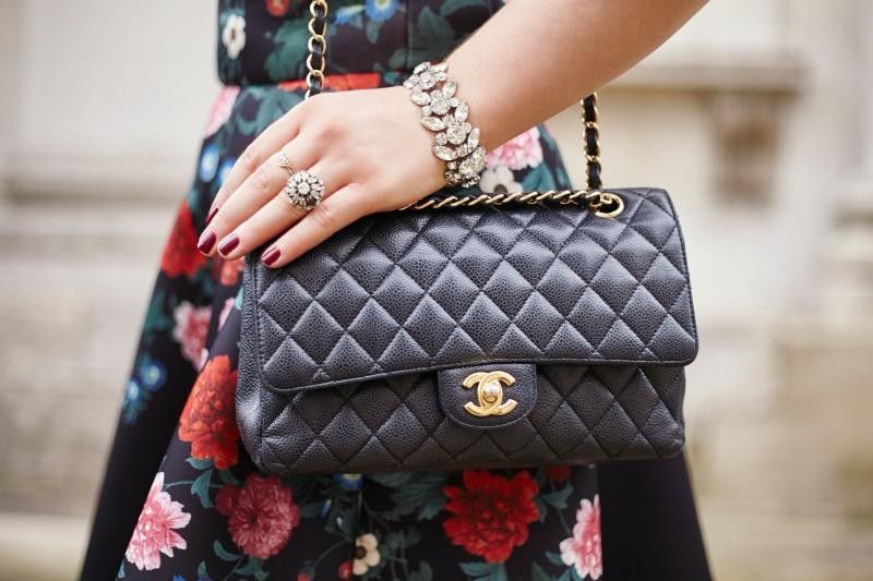 girl-style-chanel-classic-2.55-flap-bag