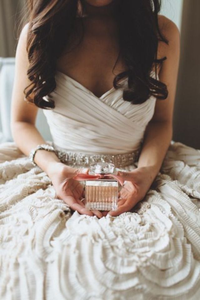 large_fustany-weddings-photos_you_must_take_of_your_wedding_dress_and_accessories-bride_wedding_day_perfume_-4