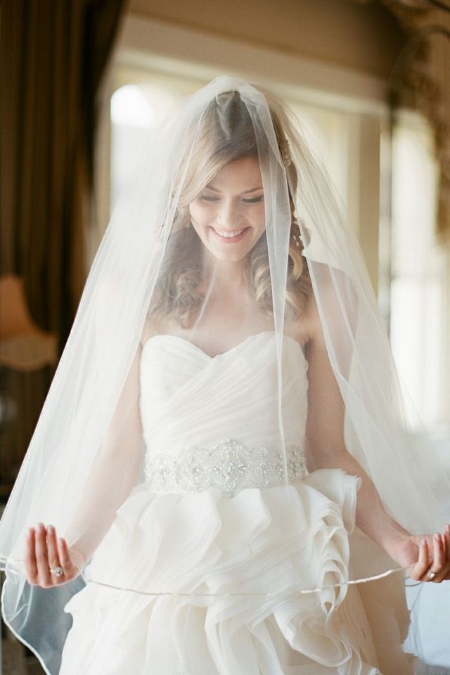 large_fustany-weddings-photos_you_must_take_of_your_wedding_dress_and_accessories-bride_wedding_veil-1
