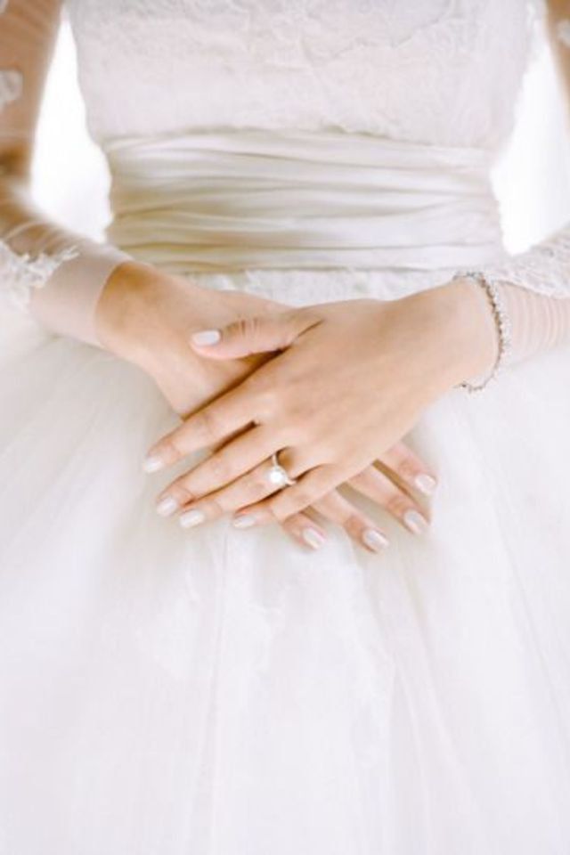 large_fustany-weddings-photos_you_must_take_of_your_wedding_dress_and_accessories-bride_engagement_ring-4