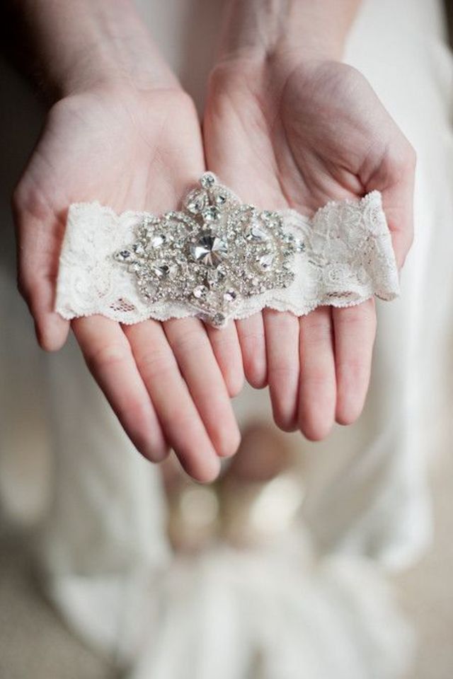 large_fustany-weddings-photos_you_must_take_of_your_wedding_dress_and_accessories-bride_with_garter-2