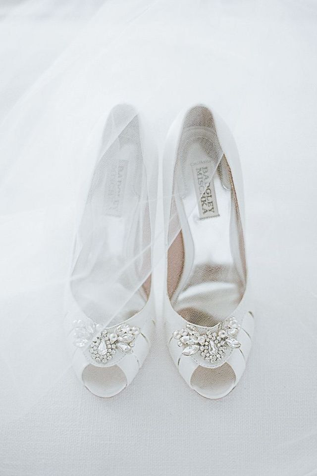 large_fustany-weddings-photos_you_must_take_of_your_wedding_dress_and_accessories-bride_wedding_day_shoes-1
