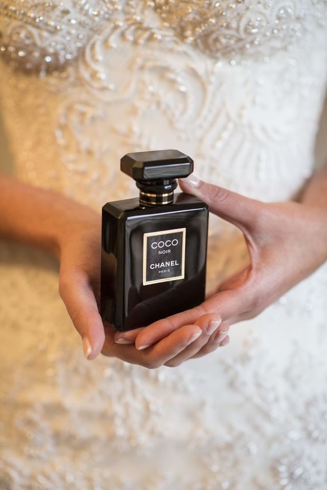 large_fustany-weddings-photos_you_must_take_of_your_wedding_dress_and_accessories-bride_wedding_day_perfume_-1